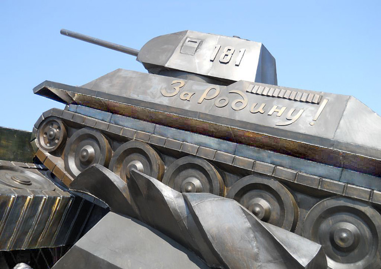 Траурный митинг памяти павших в Прохоровском танковом сражении
